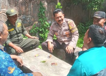 Bhabinkamtibmas Aiptu Yana Mulyana, Sambangi Bersama Kasi Trantib Sampaikan himbauan kamtibmas Kepada Ketua Rw dan Anggota Linmas