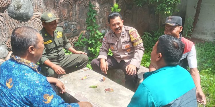 Bhabinkamtibmas Aiptu Yana Mulyana, Sambangi Bersama Kasi Trantib Sampaikan himbauan kamtibmas Kepada Ketua Rw dan Anggota Linmas