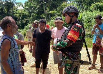 Kesigapan Satgas Yonif 310/KK, Mediasi Dan Hentikan Aksi Blokade Jalan Yang Disertai Ancaman Senjata Tajam