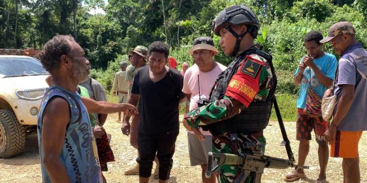 Kesigapan Satgas Yonif 310/KK, Mediasi Dan Hentikan Aksi Blokade Jalan Yang Disertai Ancaman Senjata Tajam