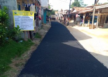 Dongkrak Perekonomin, Pemdes Ubrug Warungkiara Aspal Jalan Kampung Ubrug