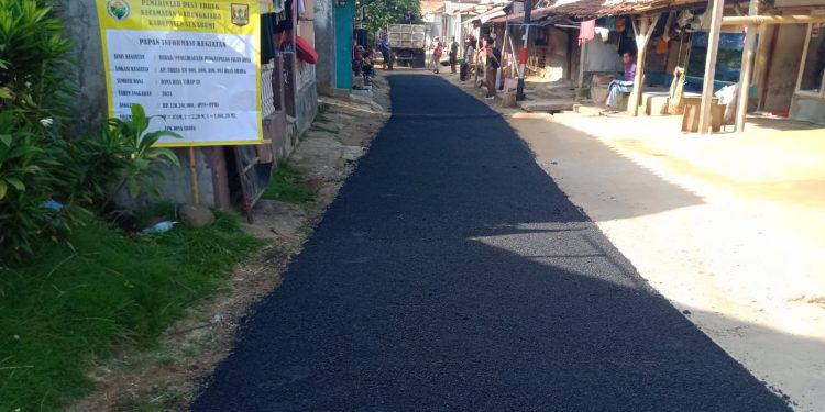Dongkrak Perekonomin, Pemdes Ubrug Warungkiara Aspal Jalan Kampung Ubrug