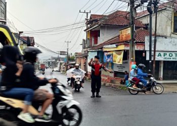 PS Kanit Samapta Polsek Lembursitu Lakukan Pelayanan Pengaturan Lalu Lintas