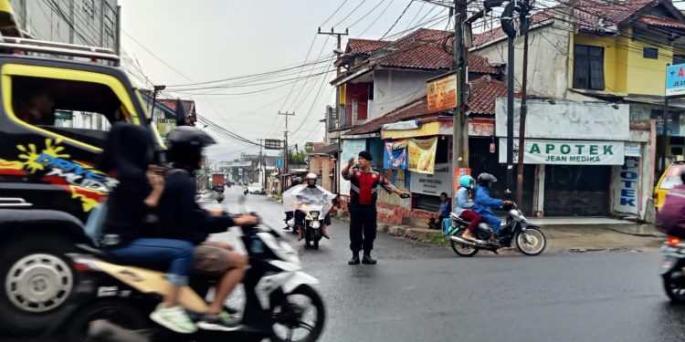 PS Kanit Samapta Polsek Lembursitu Lakukan Pelayanan Pengaturan Lalu Lintas
