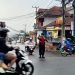 PS Kanit Samapta Polsek Lembursitu Lakukan Pelayanan Pengaturan Lalu Lintas