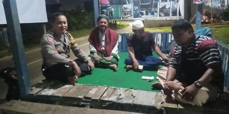 Kontrol Pos Ronda Bhabinkamtibmas Ini, Himbau Tetap Waspada Dalam Melaksanakan Tugas Ronda
