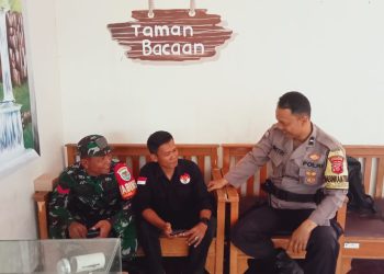 Sinergitas TNI POLRI, Bhabinkamtibmas Polsek Lembursitu dan Babinsa Sambang Rutin ke Warga di Wilayah Binaannya