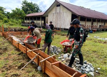 Personel Satgas Yonif 310/KK Bahu Membahu Bangun Gedung Sekolah di Papua