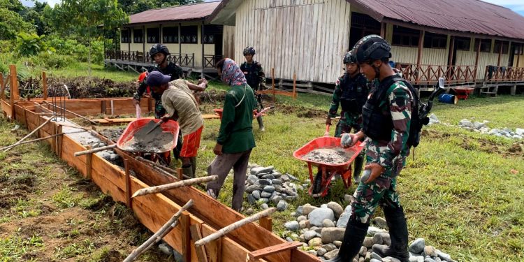 Personel Satgas Yonif 310/KK Bahu Membahu Bangun Gedung Sekolah di Papua