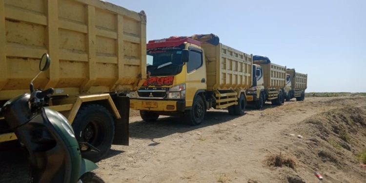 Delapan Kendaraan Truk Pengangkut Pasir Besi Diamankan Polisi