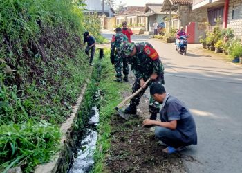 Koramil 0607-11/Cibadak Giat Karya Bakti Pembersihan parit/Selokan di wilayah Desa Ciheulang Tonggoh
