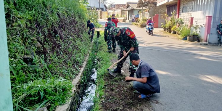 Koramil 0607-11/Cibadak Giat Karya Bakti Pembersihan parit/Selokan di wilayah Desa Ciheulang Tonggoh