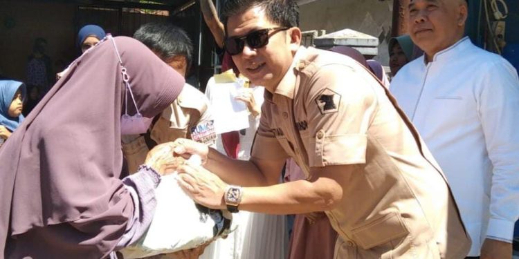 Peduli Sesama, Legislator Tedi Setiadi Bersama Heri Gunawan Bagikan Ratusan Paket Sembako dan Santunan Anak Yatim