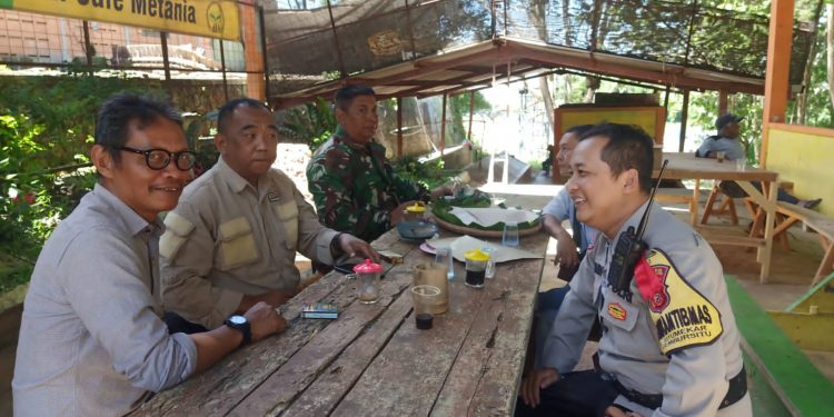 Bentuk Sinergitas TNI – Polri, Bhabinkamtibmas Bersama Babinsa Melaksanakan Sambang Warga Binaan