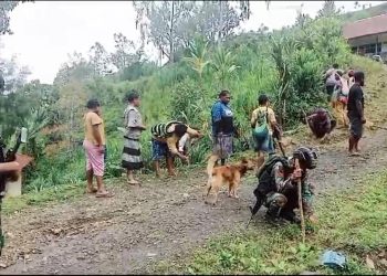 Jelang Natal, Satgas Yonif 310/KK Bersama Warga Okbibab Kerja Bakti Bersihkan Gereja