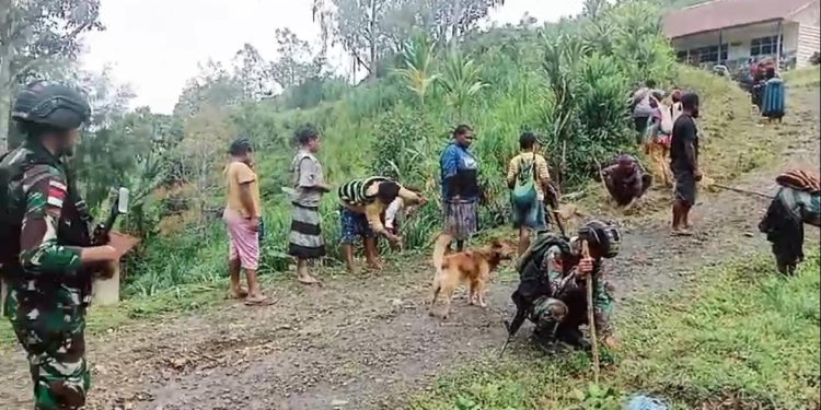 Jelang Natal, Satgas Yonif 310/KK Bersama Warga Okbibab Kerja Bakti Bersihkan Gereja