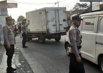 Personil Pos Pam Simpang Merdeka Lembursitu Laksanakan Gatur Lalin Dalam Rangka Pengamanan OPS Lilin Lodaya 2023