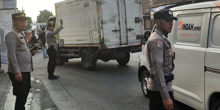 Personil Pos Pam Simpang Merdeka Lembursitu Laksanakan Gatur Lalin Dalam Rangka Pengamanan OPS Lilin Lodaya 2023