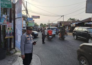 Personil Pos Pam Polsek Lembursitu Gelar Gatur Lalin Sore Hari