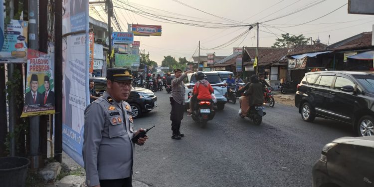 Personil Pos Pam Polsek Lembursitu Gelar Gatur Lalin Sore Hari