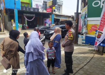 Sambangi Ibu-Ibu Di Wilayah Binaan, Bhabinkamtibmas Sampaikan Pesan Kamtibmas