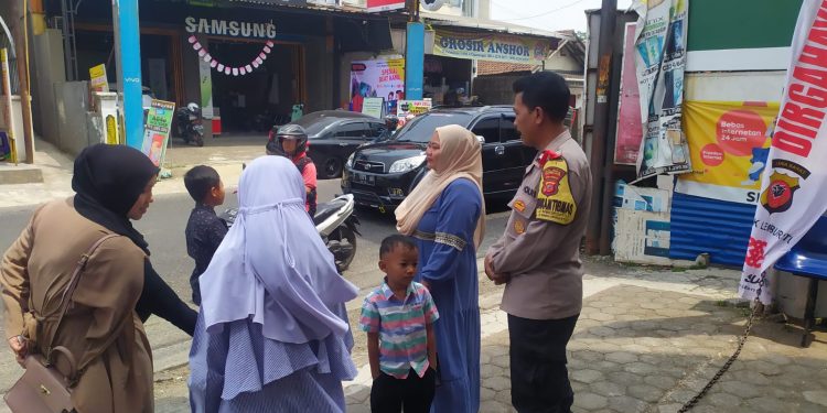 Sambangi Ibu-Ibu Di Wilayah Binaan, Bhabinkamtibmas Sampaikan Pesan Kamtibmas