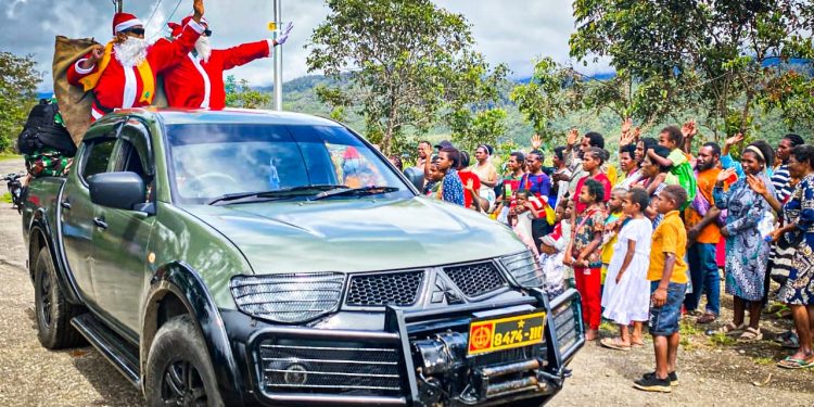 Sinterklas Yonif 310/KK Bawa Kebahagiaan Natal, Bagikan 1000 Topi Dan Ratusan Hadiah