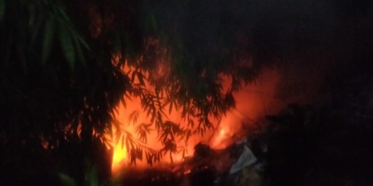 Berawal Dari Bakar Sampah, Gubuk Di Cibadak Dilahap Sijago Merah