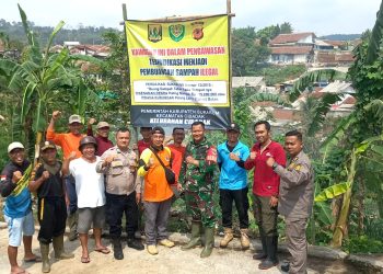 Babinsa Koramil 0607-11/Cibadak Adakan Kegiatan Pembersihan Sampah di Rw. 24 dan 23 Kel. Cibadak