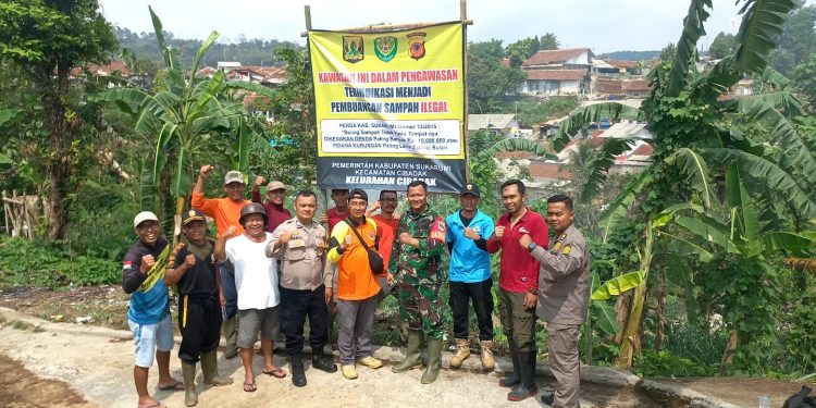 Babinsa Koramil 0607-11/Cibadak Adakan Kegiatan Pembersihan Sampah di Rw. 24 dan 23 Kel. Cibadak