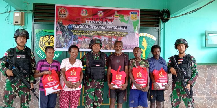Satgas Yonif 310/KK Salurkan Bantuan Kogabwilhan III Dalam Sukseskan Program Prima TNI Mutiara Papua