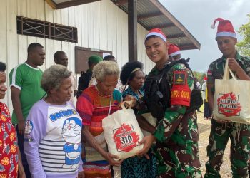 Nuansa Natal Yang Penuh Kasih, Satgas Yonif 310/KK Bagikan Sembako Untuk Warga Tulo Dan Kutdol