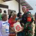 Nuansa Natal Yang Penuh Kasih, Satgas Yonif 310/KK Bagikan Sembako Untuk Warga Tulo Dan Kutdol