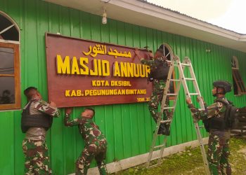 Percantik Masjid Annur, Satgas Yonif 310/KK Buatkan Papan Nama Hasil Tangan Prajurit