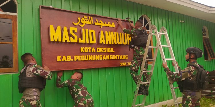 Percantik Masjid Annur, Satgas Yonif 310/KK Buatkan Papan Nama Hasil Tangan Prajurit