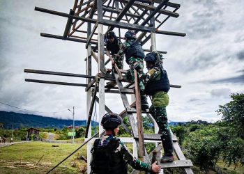 Satgas Yonif 310/KK, Bantu Warga Bangun Menara Lonceng Di Gereja
