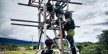 Satgas Yonif 310/KK, Bantu Warga Bangun Menara Lonceng Di Gereja
