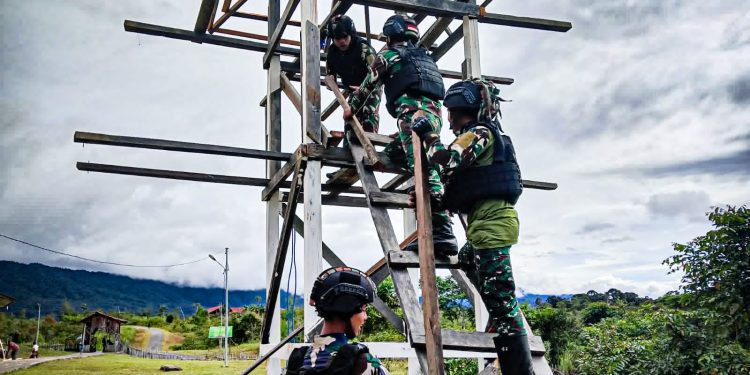 Satgas Yonif 310/KK, Bantu Warga Bangun Menara Lonceng Di Gereja