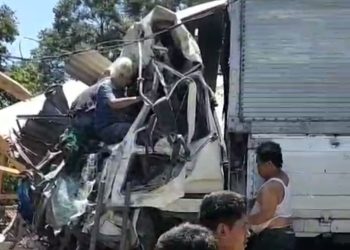 Lakalantas Kembali Terjadi di Jalan Raya Gekbrong Cianjur, Truck Tabrak Tiga Motor dan Kios