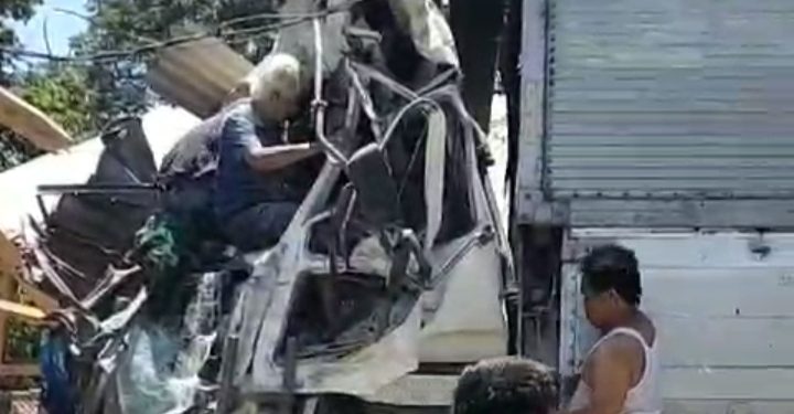 Lakalantas Kembali Terjadi di Jalan Raya Gekbrong Cianjur, Truck Tabrak Tiga Motor dan Kios