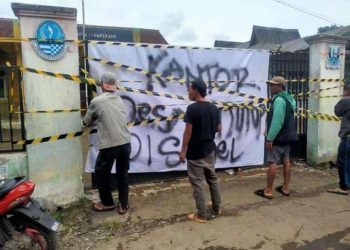 Viral, Puluhan Warga Cihamerang Kec. Kabandungan Sukabumi Segel Kantor Desa