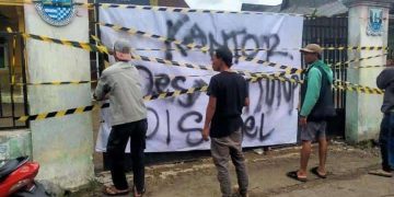 Viral, Puluhan Warga Cihamerang Kec. Kabandungan Sukabumi Segel Kantor Desa