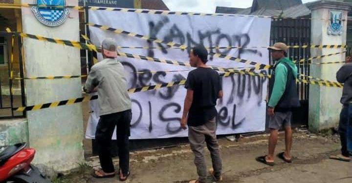Viral, Puluhan Warga Cihamerang Kec. Kabandungan Sukabumi Segel Kantor Desa