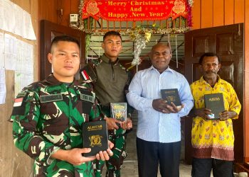 Toleransi Umat Beragama, Satgas Yonif 310/KK Berikan Alkitab Dan Salib Kepada Dua Gereja Di Pegunungan Bintang