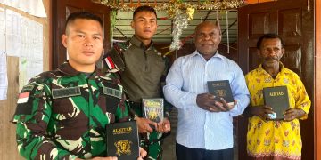 Toleransi Umat Beragama, Satgas Yonif 310/KK Berikan Alkitab Dan Salib Kepada Dua Gereja Di Pegunungan Bintang
