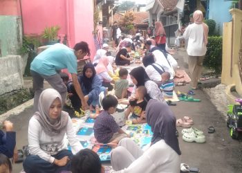 Ratusan Warga Kampung Pojok Botram Massal