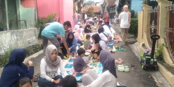 Ratusan Warga Kampung Pojok Botram Massal