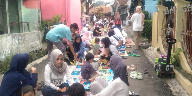 Ratusan Warga Kampung Pojok Botram Massal