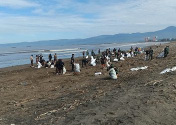 Kodim 0622 Kab. Sukabumi Gandeng Seluruh Elemen Masyarakat Bersihkan Sampah Di Pantai Loji