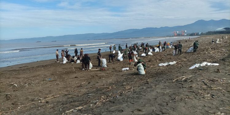 Kodim 0622 Kab. Sukabumi Gandeng Seluruh Elemen Masyarakat Bersihkan Sampah Di Pantai Loji